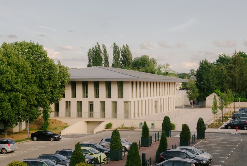 Maison médicale de Maule 78 – façade béton préfabriqué sablé en centre-bourg – Oglo architectes
