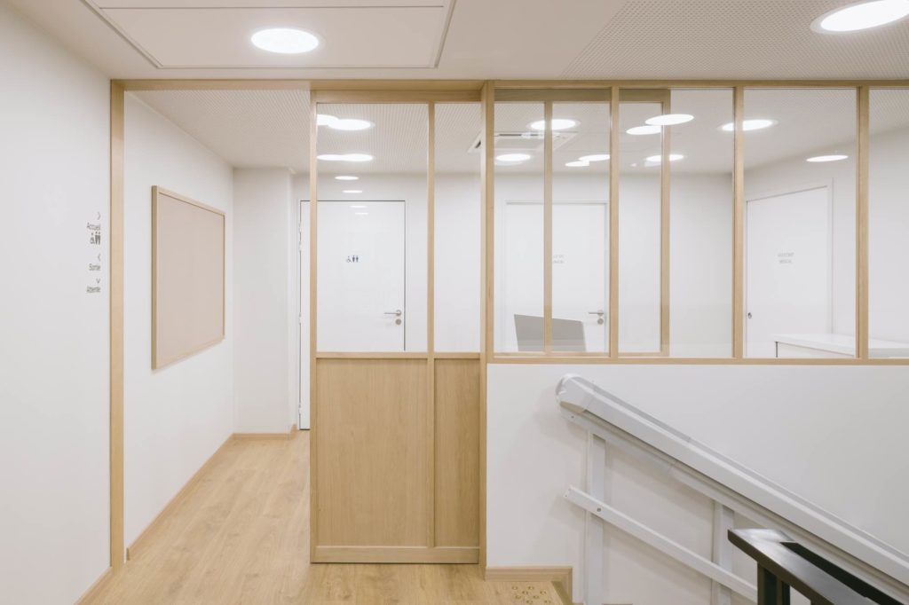 Intimité cabinet médical : salle de consultation apaisante conçue par Oglo