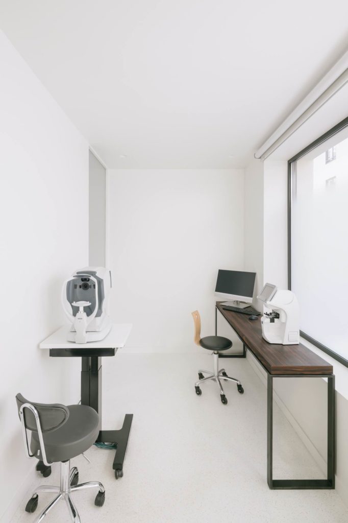 Cabinet d'ophtalmologie Dumoncel Paris 14 – béton ciré et parois verre dépoli – Oglo architectes