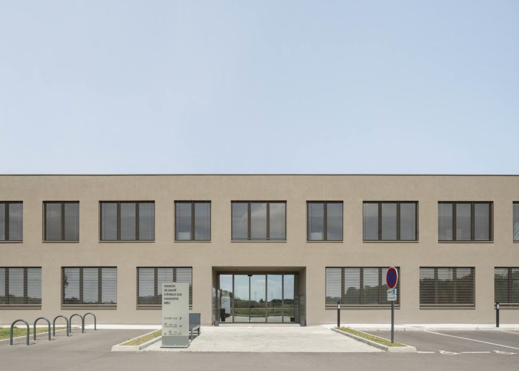 Pôle santé libéral et ambulatoire de Guichainville – façade enduit minéral et brise-soleil – Oglo architectes