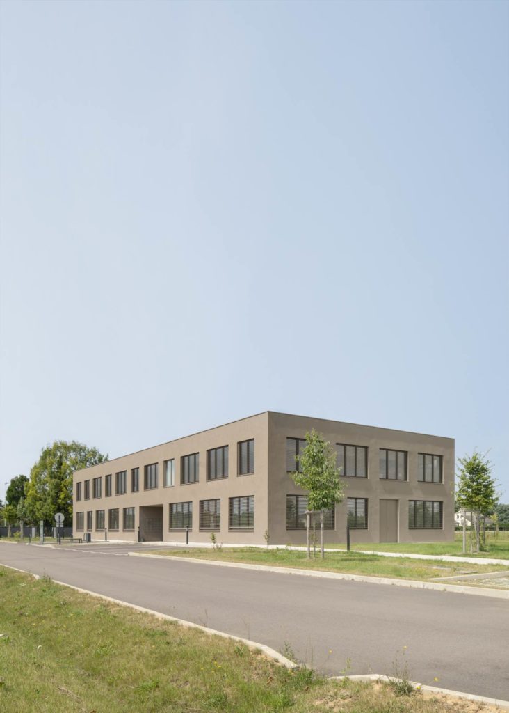 Pôle santé libéral et ambulatoire de Guichainville – façade enduit minéral et brise-soleil – Oglo architectes